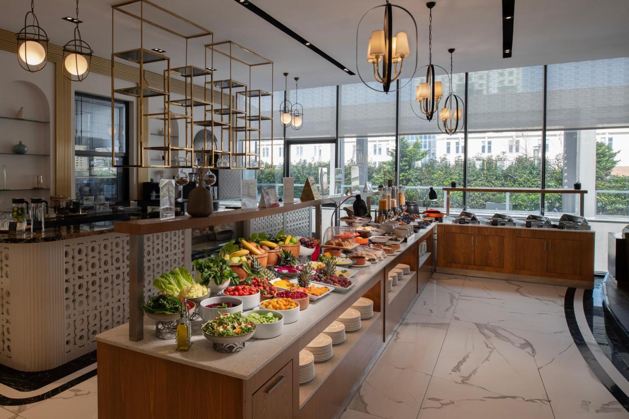 Movenpick Living West 5*