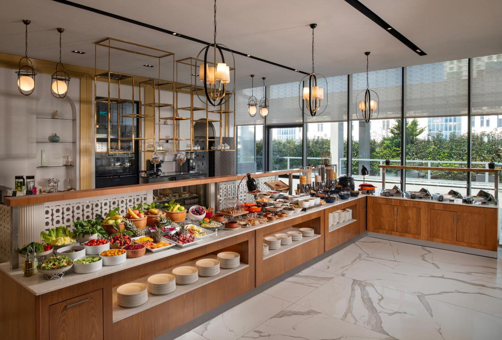Hotel Movenpick Living West